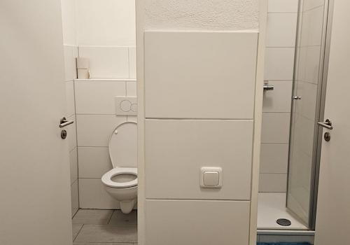 Toilette + Dusche