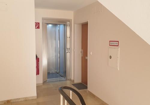 Treppenhaus mit Aufzug