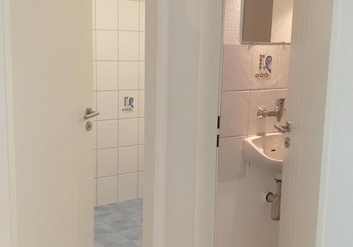 Links Bad, rechts WC