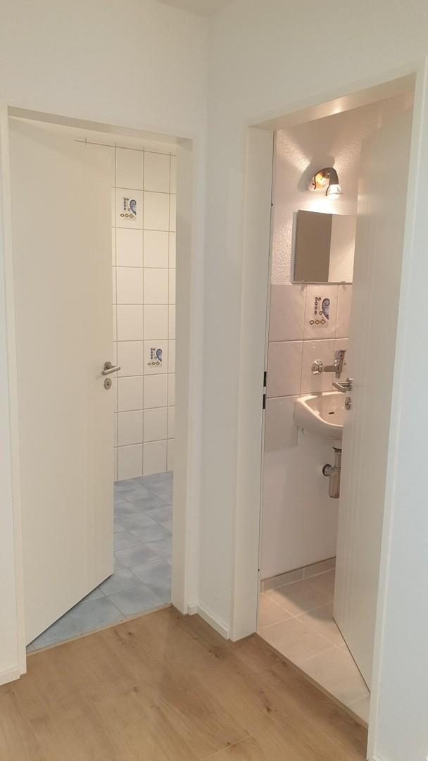Links Bad, rechts WC