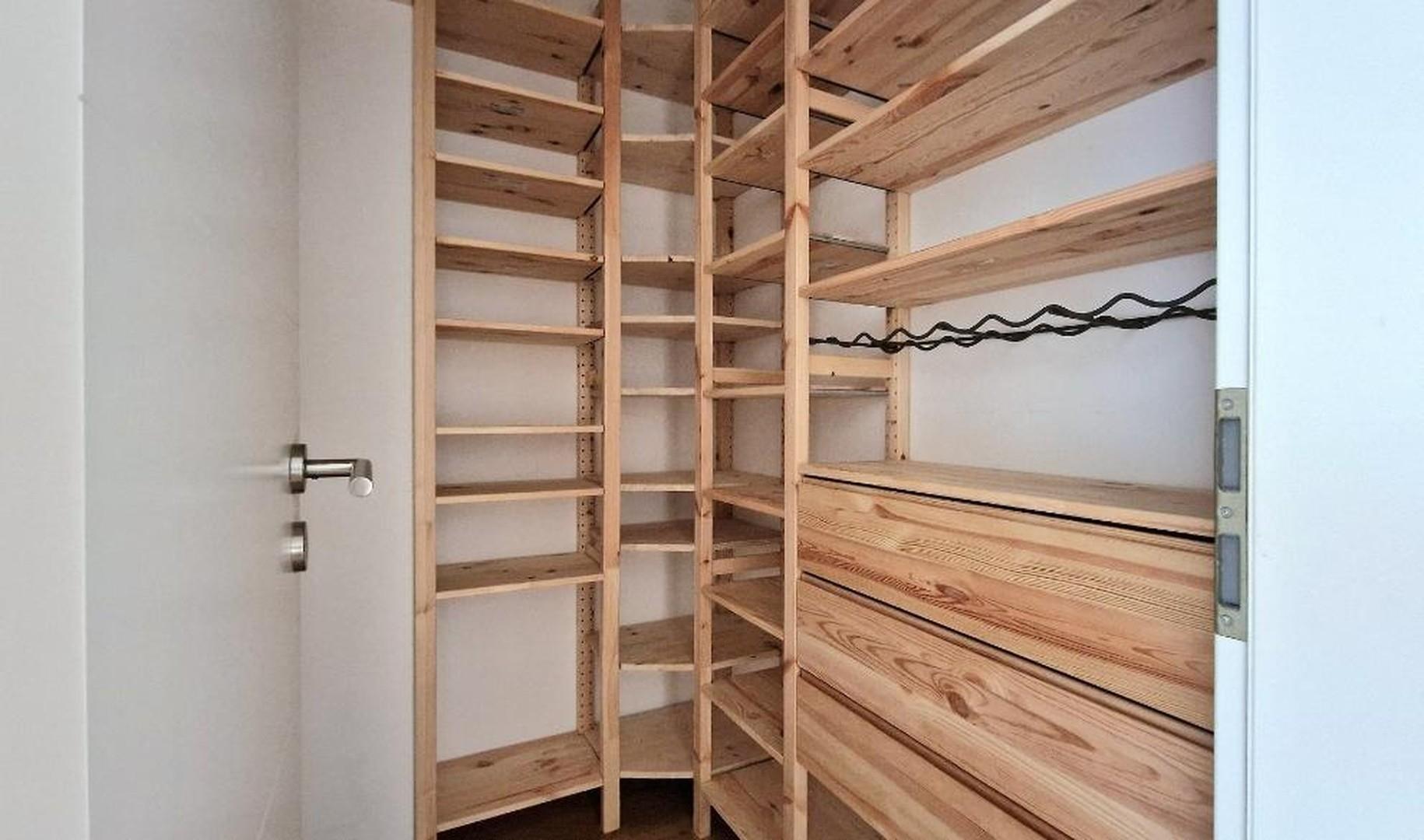Einbauregale im Abstellraum