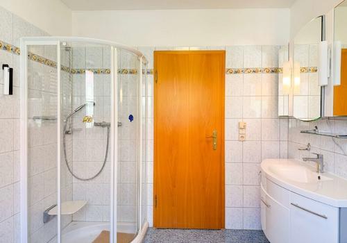 Bad mit Dusche und Wanne