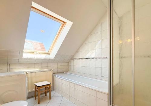Bad mit Wanne und Dusche