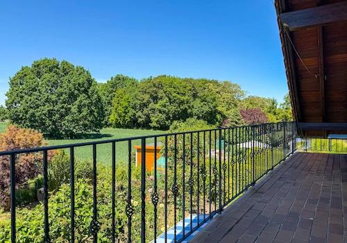 Balkon mit Blick aufs Feld