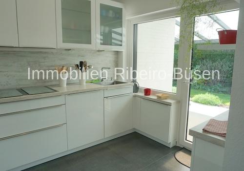 FeWo die Küche mit Türe zur Terrasse