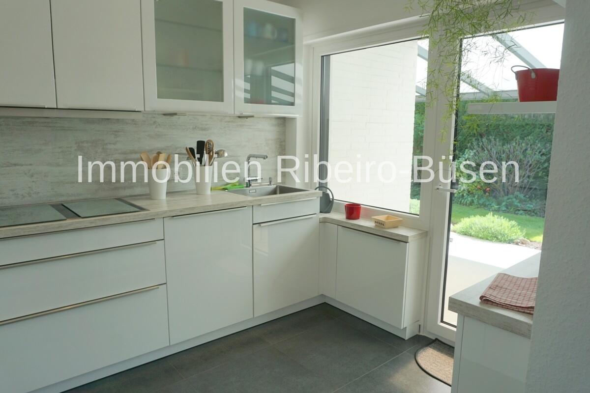 FeWo die Küche mit Türe zur Terrasse