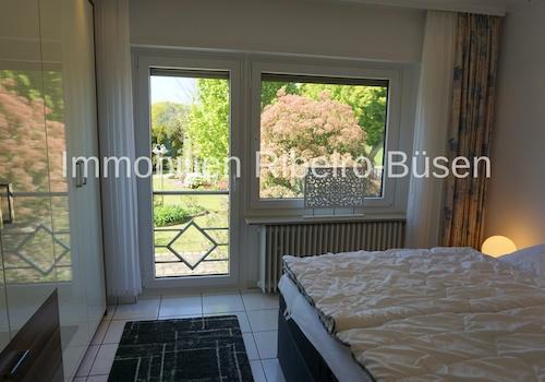 FeWo das Schlafzimmer mit Blick in den Garten