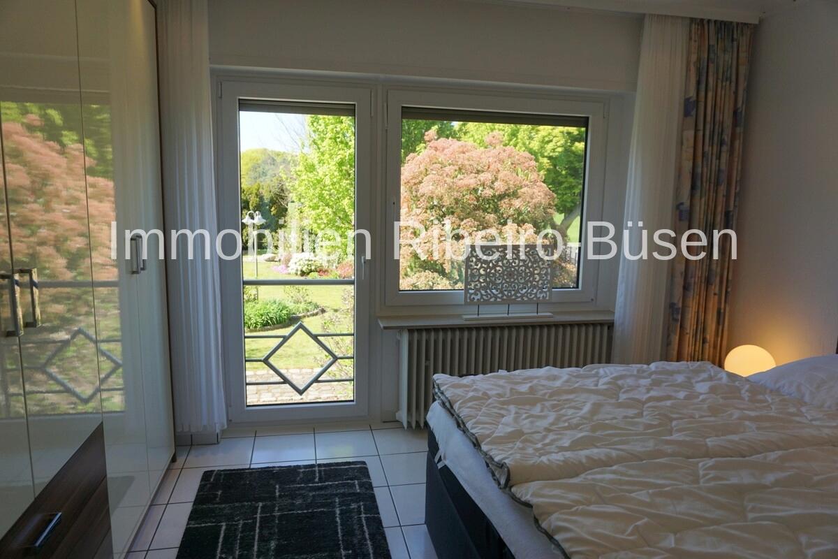 FeWo das Schlafzimmer mit Blick in den Garten