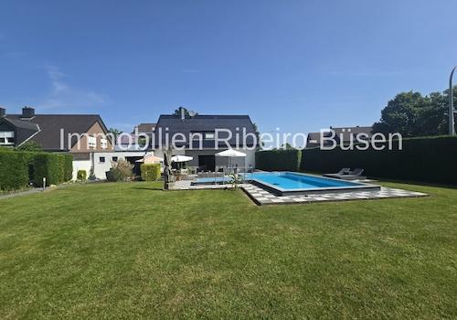 Der großzügige Garten mit Pool