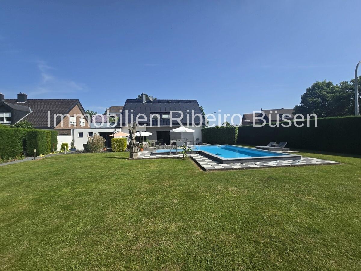 Der großzügige Garten mit Pool