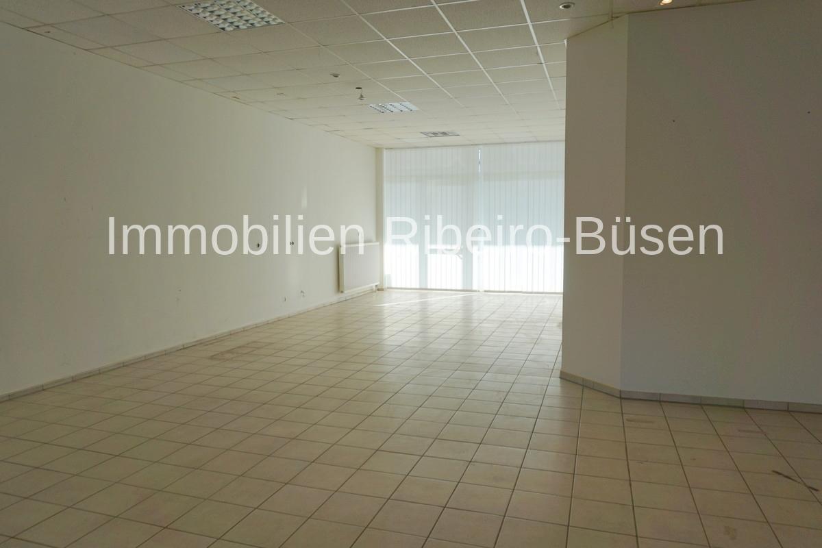 der große Büro- oder Verkaufsraum