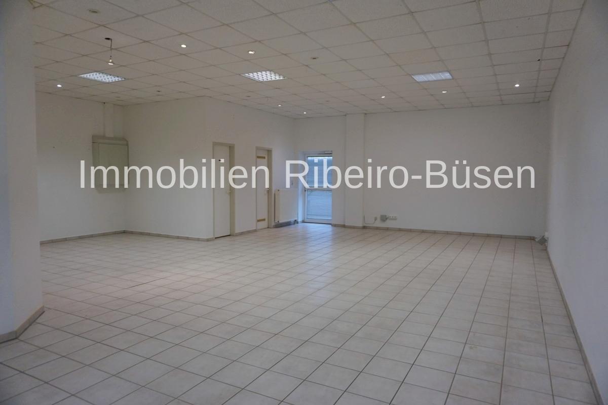 der große Büro- oder Verkaufsraum