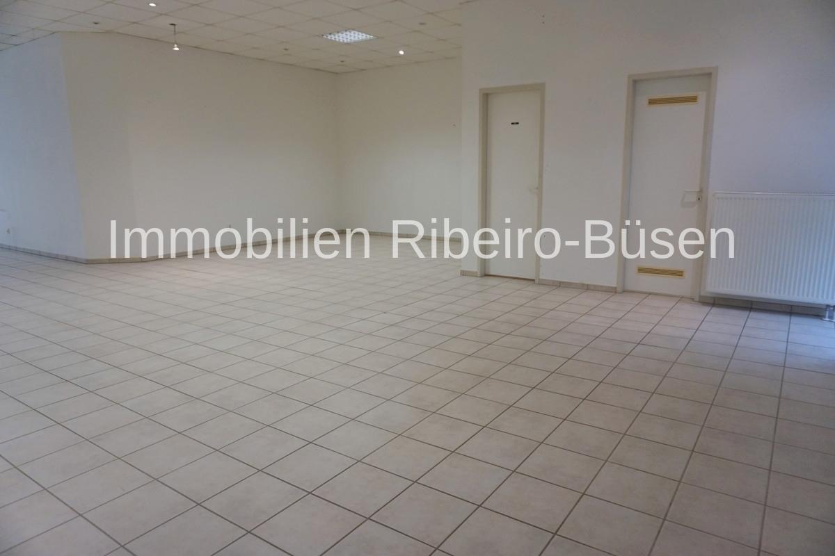 der große Büro- oder Verkaufsraum