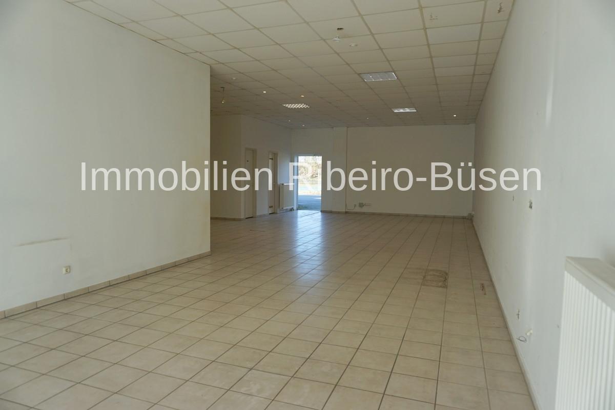der große Büro- oder Verkaufsraum
