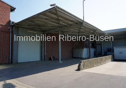 Rolltor und Anlieferzone