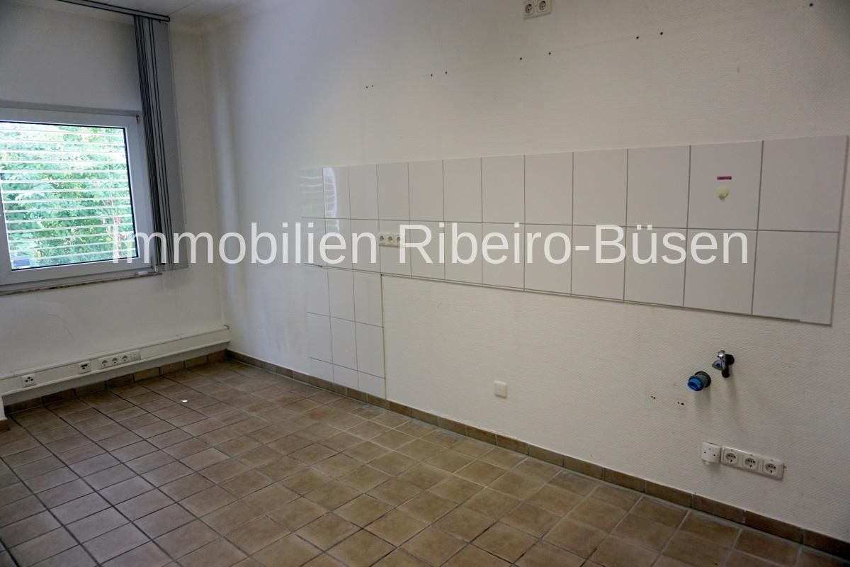 Aufenthaltsraum mit Küchenanschlüssen