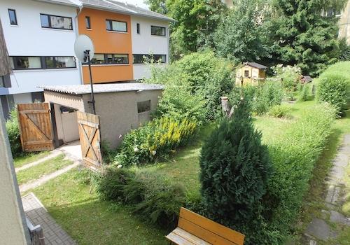 Blick aus Wohnung in d. Garten