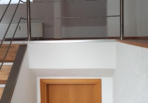 Eingangstür + Treppen-Aufgang