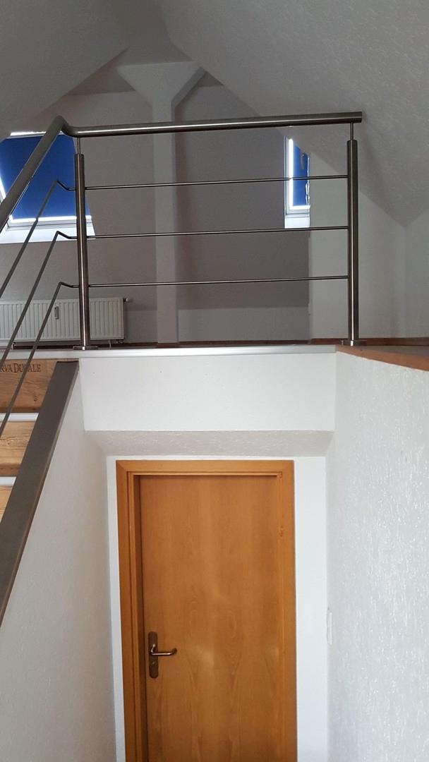 Eingangstür + Treppen-Aufgang