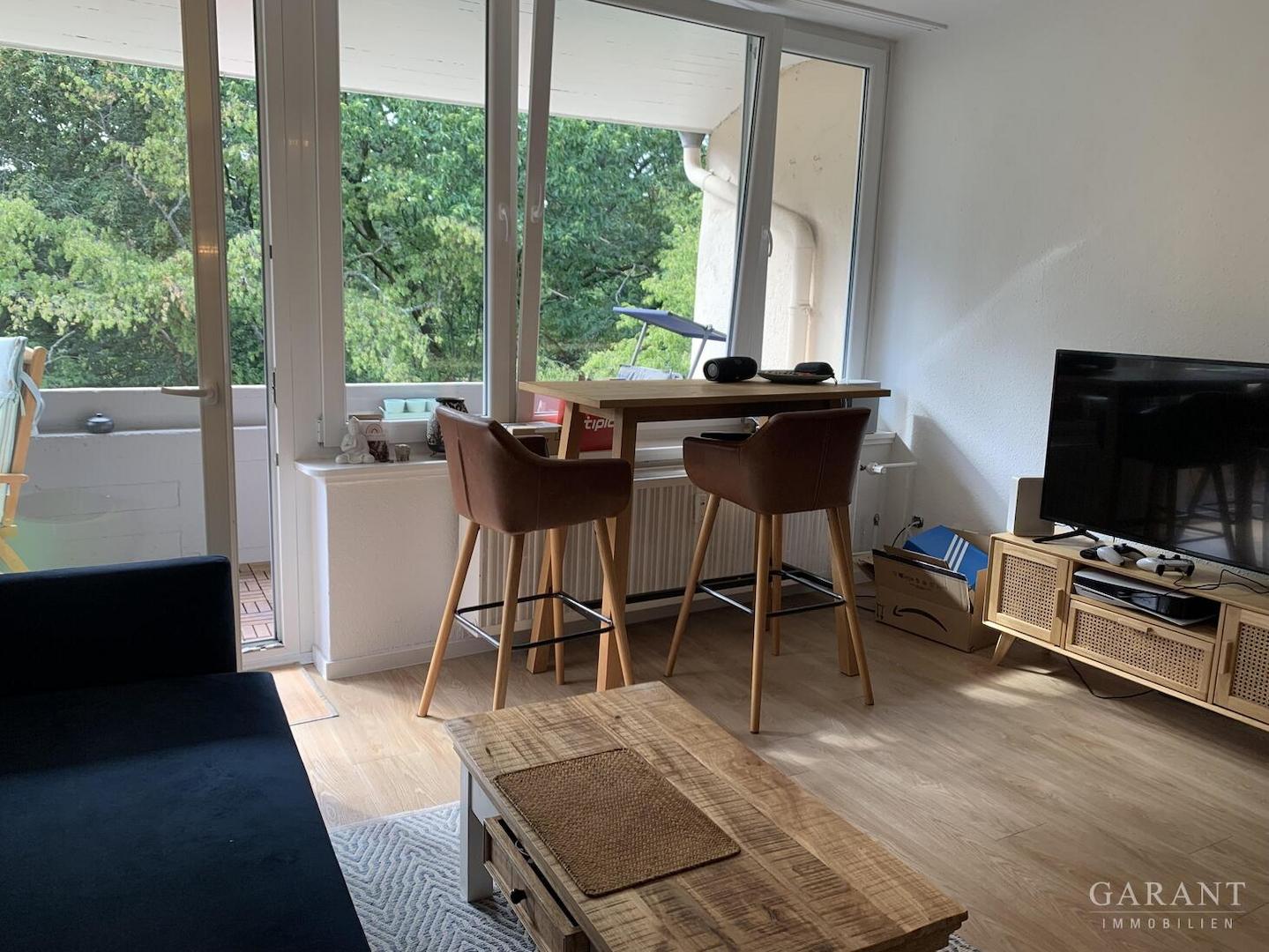 zum Balkon hin