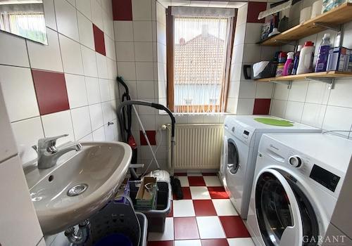 Als Waschraum umfunktioniertes Bad im OG