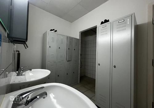 Umkleide mit Dusche