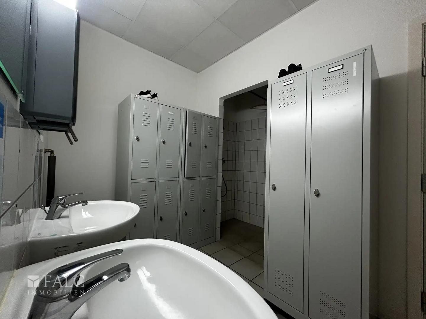Umkleide mit Dusche