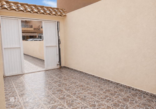 Zugang zur hinteren Terrasse / Parkplatz