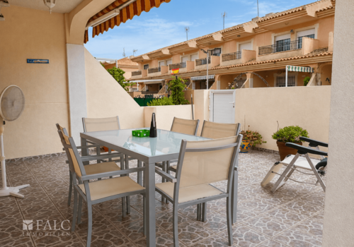 Frontseite Haus mit Terrasse