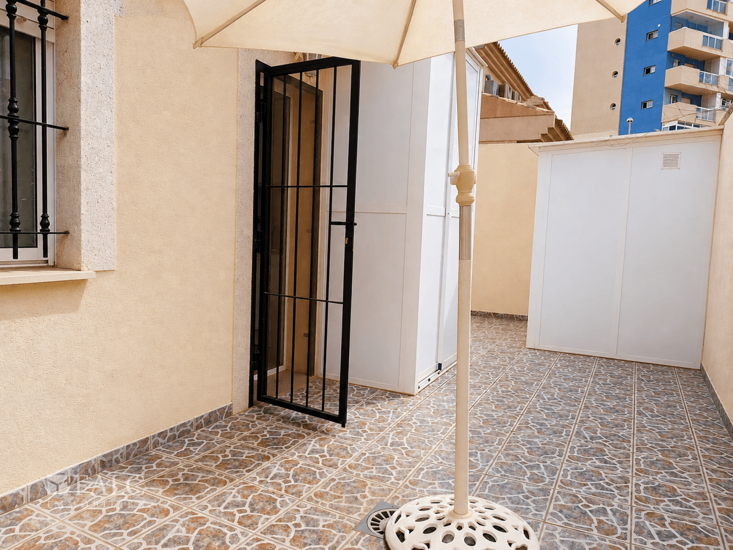 Hintere Terrasse mit Zugang zur Küche