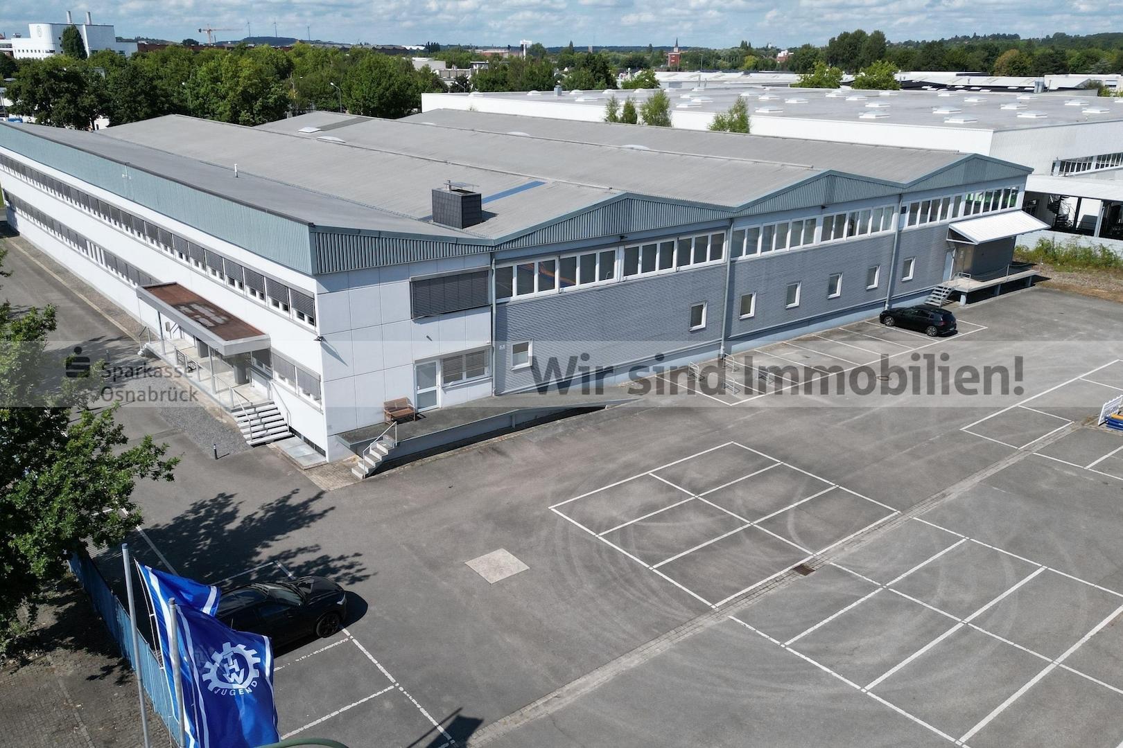 Eingang und Parkplätze
