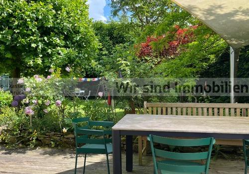 Blick von Terrasse in Garten