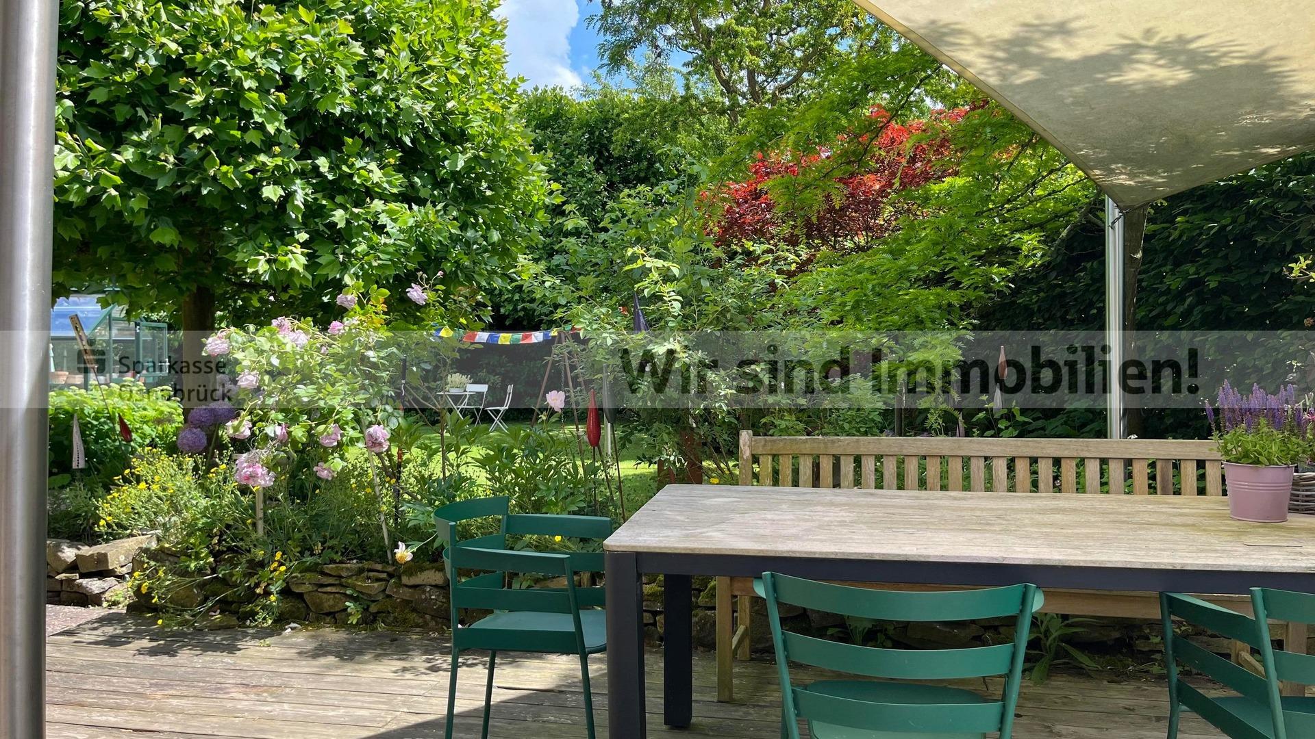 Blick von Terrasse in Garten