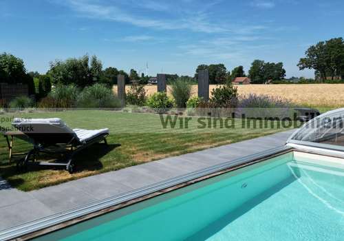 Impression Pool und Garten
