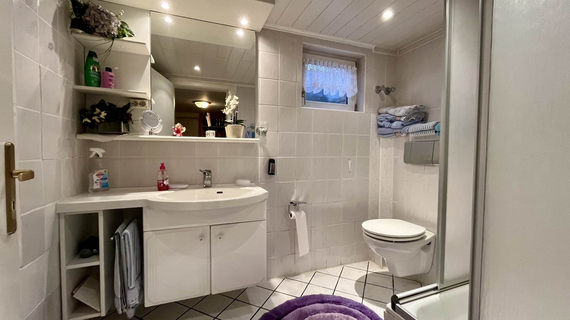 Bad mit Dusche im Keller
