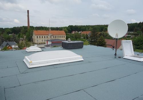 Lichtkuppel/SAT-Antenne