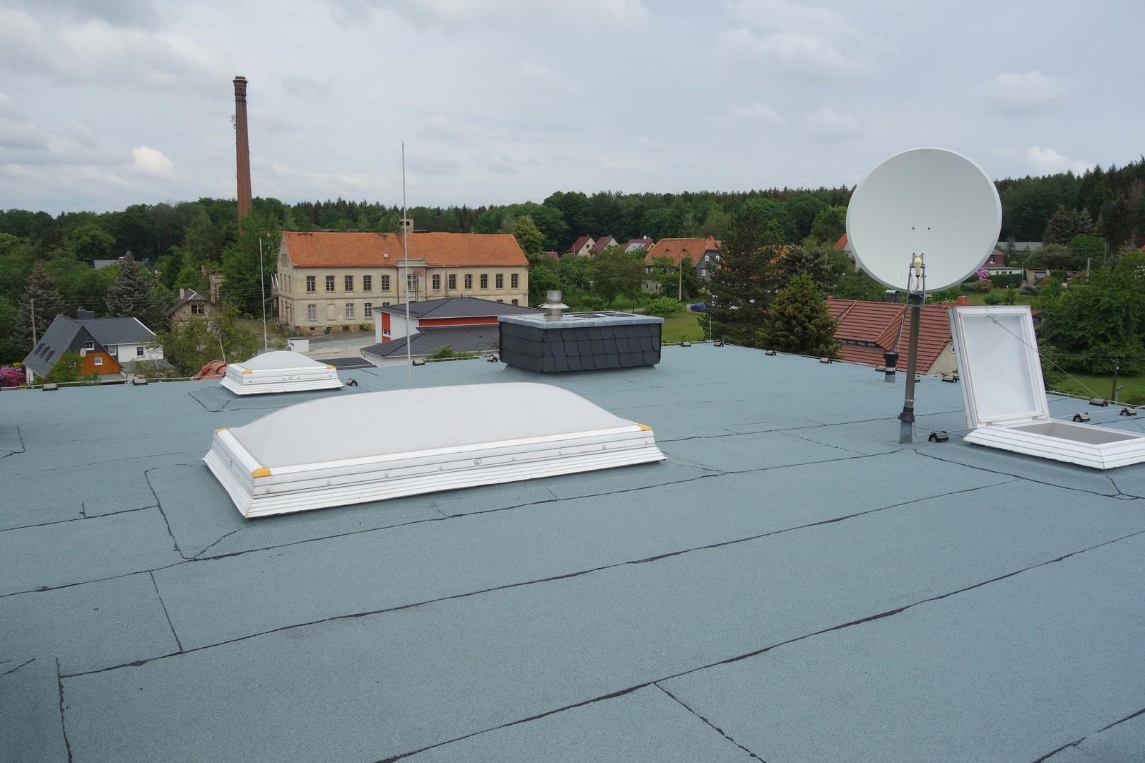 Lichtkuppel/SAT-Antenne