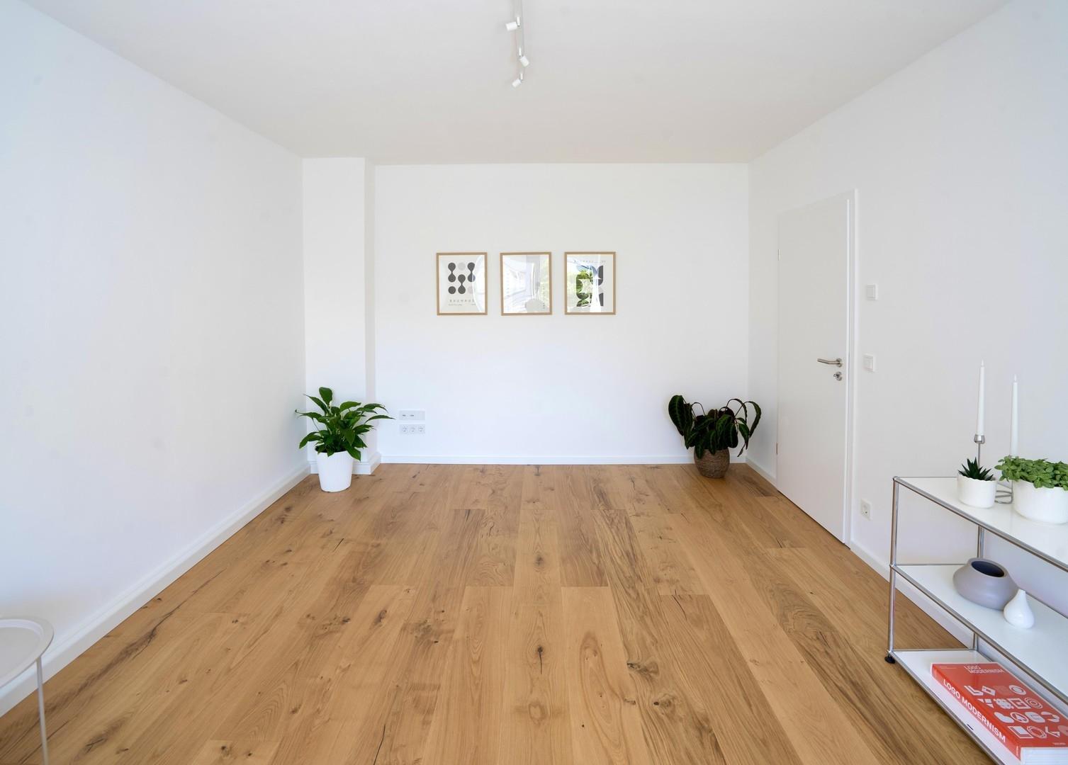 Geräumiges Wohnzimmer