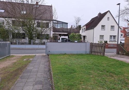Garten zur Straße hin