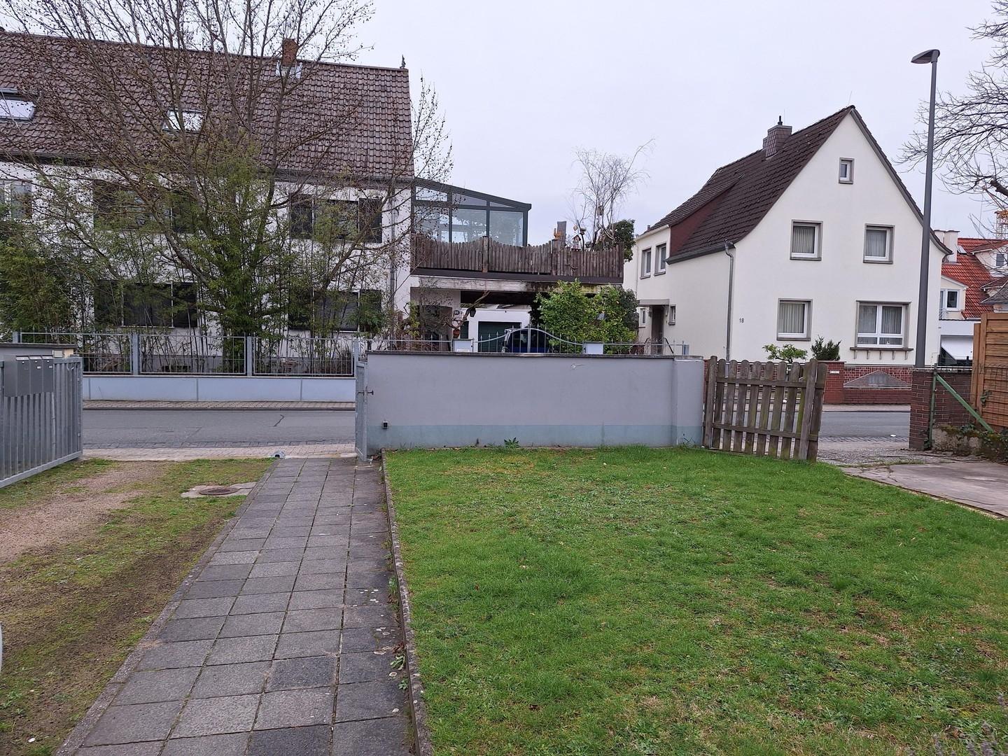 Garten zur Straße hin