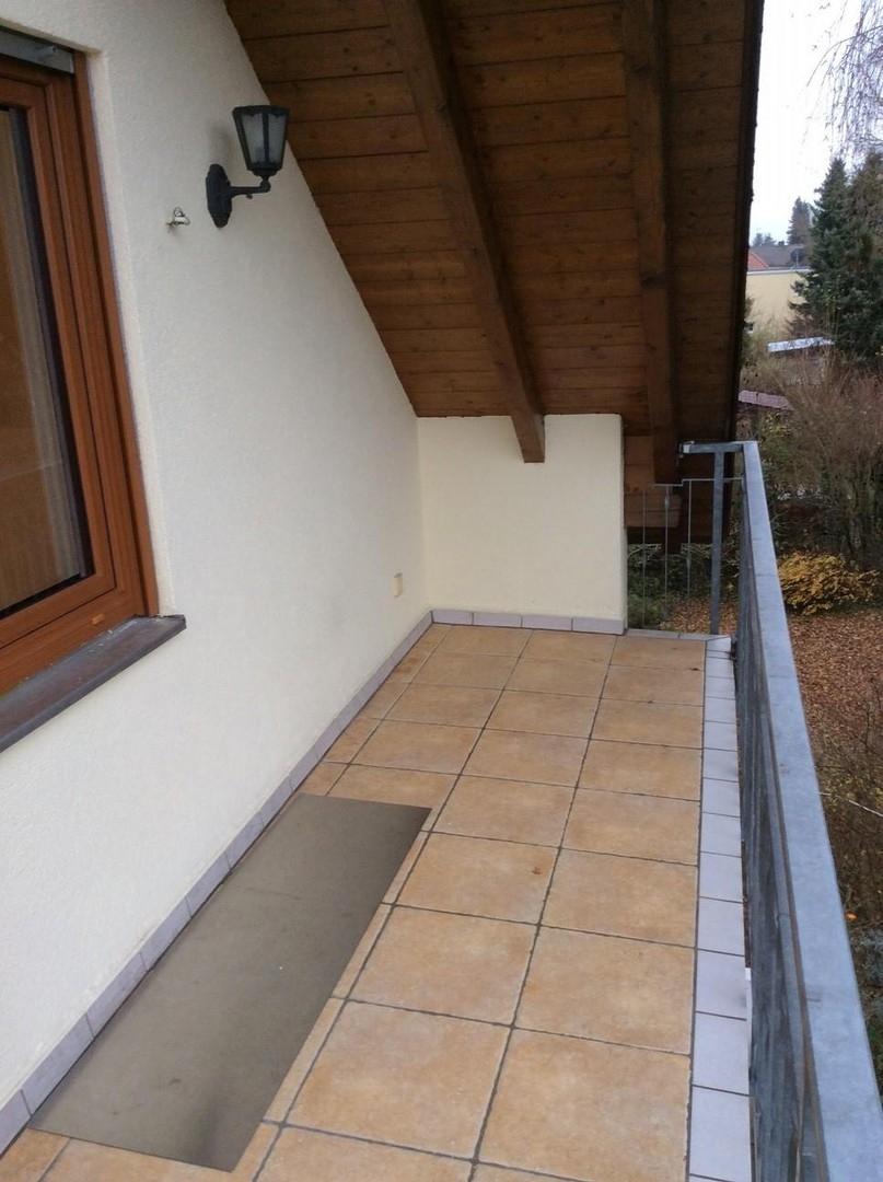 großer überdachter Balkon