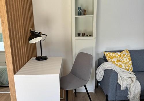 Wohnzimmer mit Arbeitsplatz