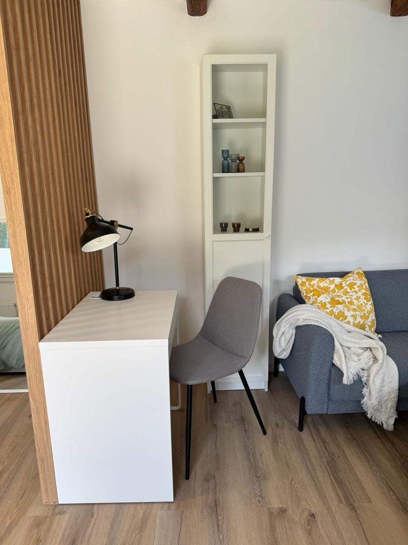 Wohnzimmer mit Arbeitsplatz