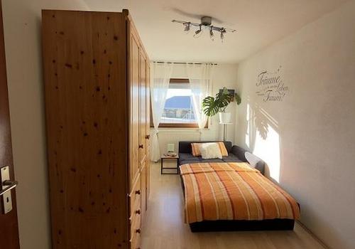 Zimmer 1, OG