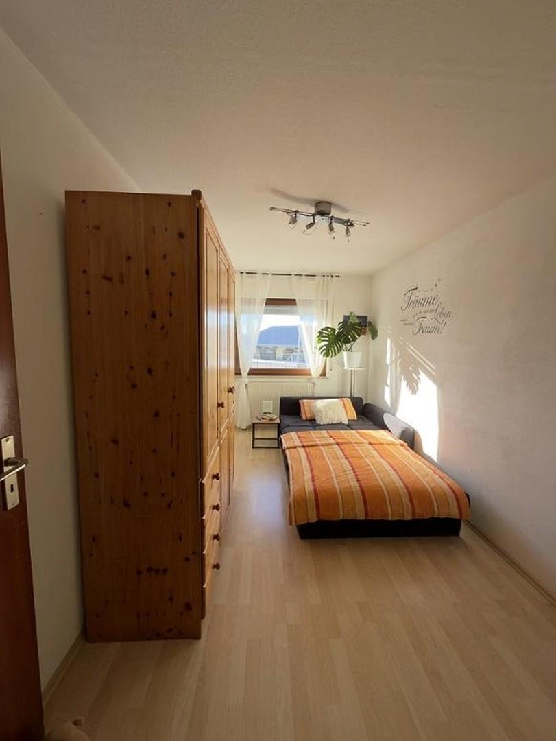 Zimmer 1, OG