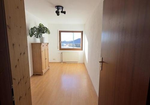 Zimmer 2, OG