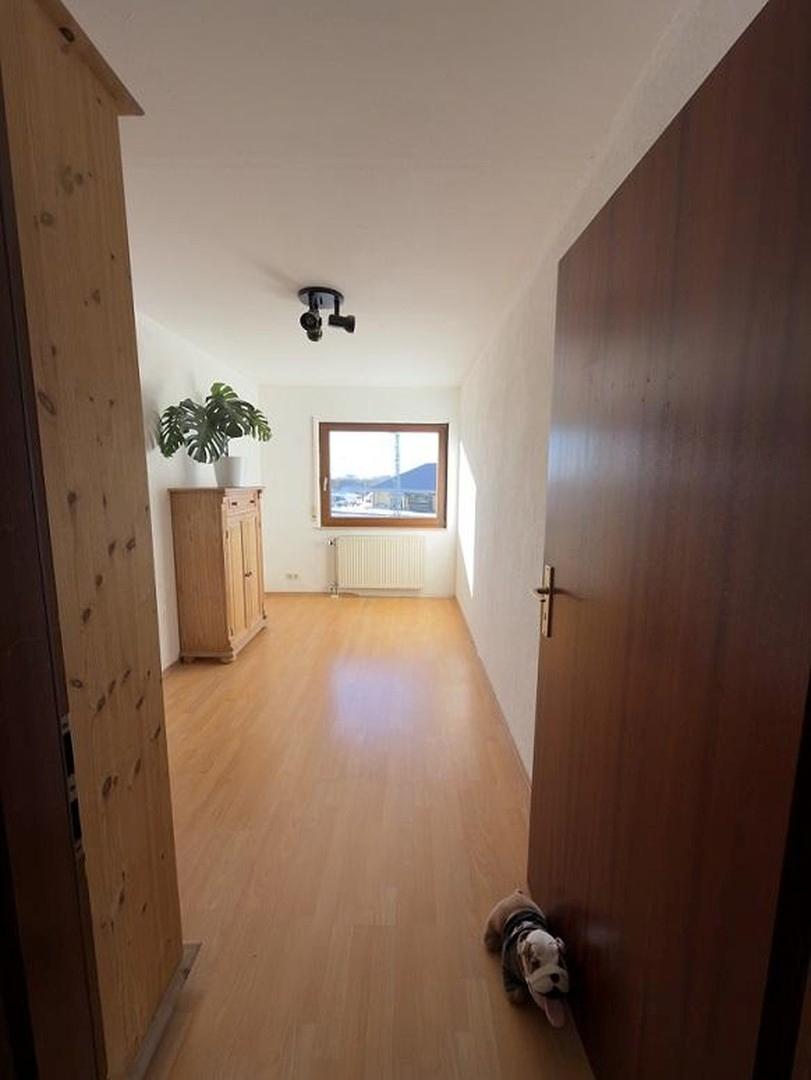 Zimmer 2, OG