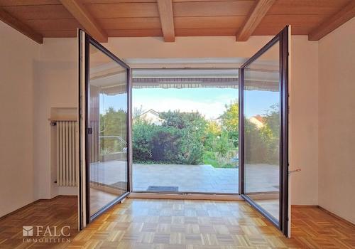 Esszimmer mit Blick in den Garten