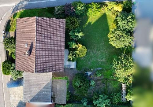 Drohnenaufnahme - Draufsicht Haus mit Garten