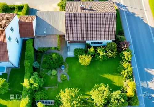 Drohnenaufnahme - Draufsicht - Haus mit Garten - (KI optimiert)